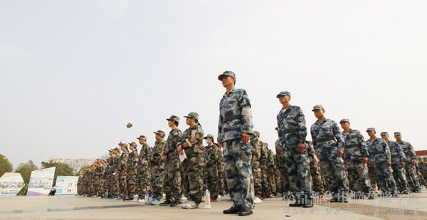 南京新华电脑专修学院同学们踏上一场“迟来的”军训征程