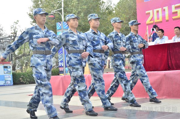 教官们以军人的方式与同学们见面,展现了军人的风采和素质