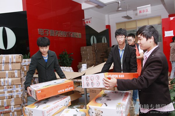 �Ͼ��»�ͬѧ�ǣ�������