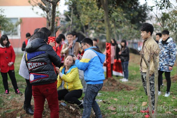 ����ǰ���»�ѧ�ӻ���ӭ����