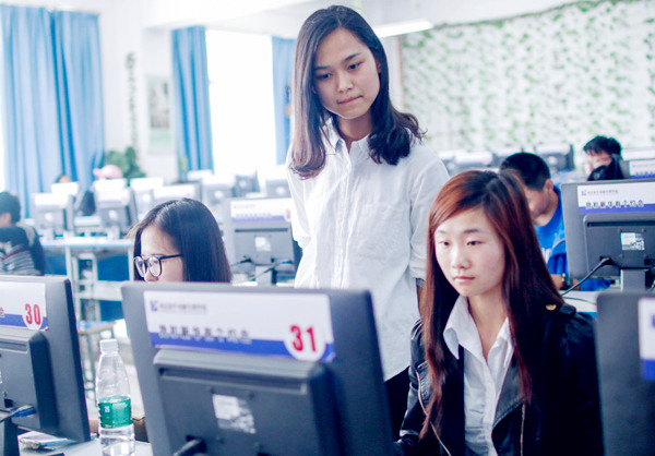 �Ͼ��»�����ר��ѧԺ��ʦ