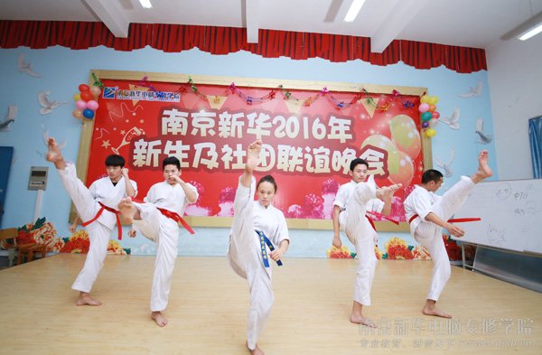 ������ͬѧ���ݵ���ȭ��