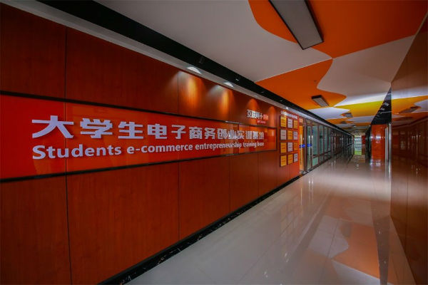 �Ͼ��»�����ר��ѧԺ