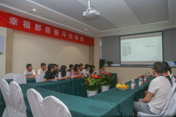 入学福利!学院组织新生赴企业游学