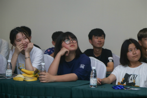 入学福利!学院组织新生赴企业游学